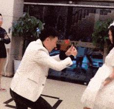 隔壁的单亲妈妈来我家借跑步机,但是为什么她还穿高跟鞋?: