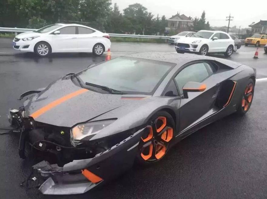 租500万劳斯莱斯去接亲,一大妈讨要红包掰断劳斯莱斯车标