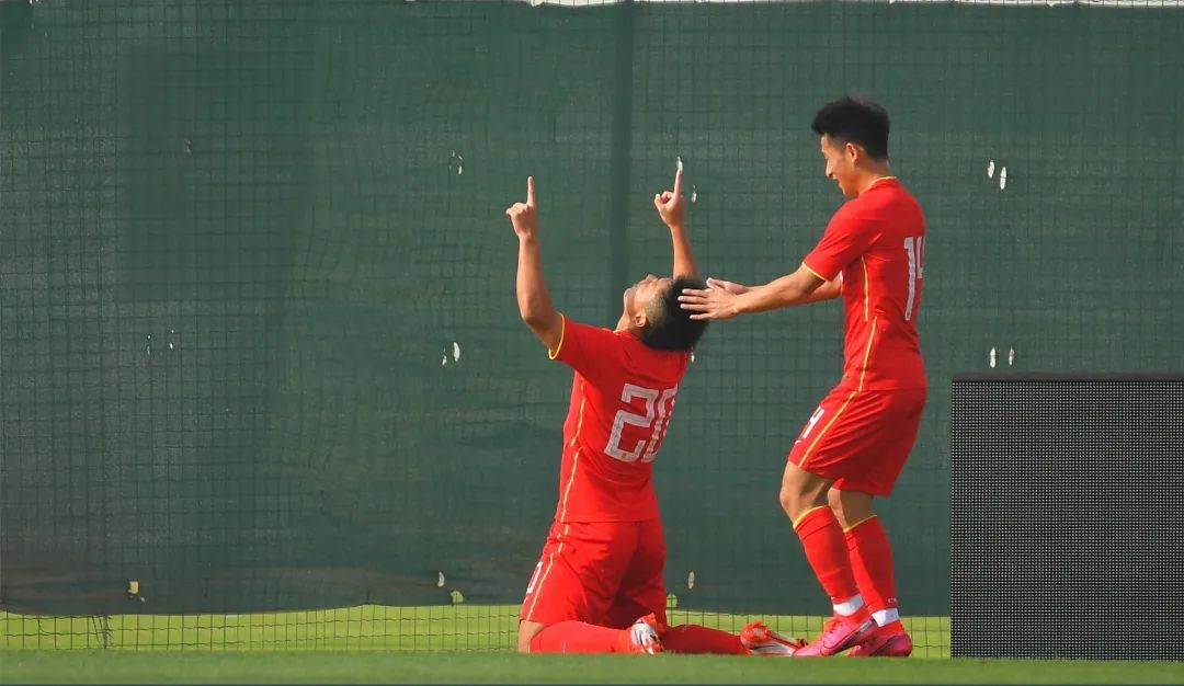 迪拜杯方昊受伤,男足东亚杯方昊