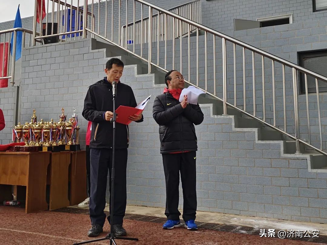 瞧瞧～警察队伍里的“足球小子”！