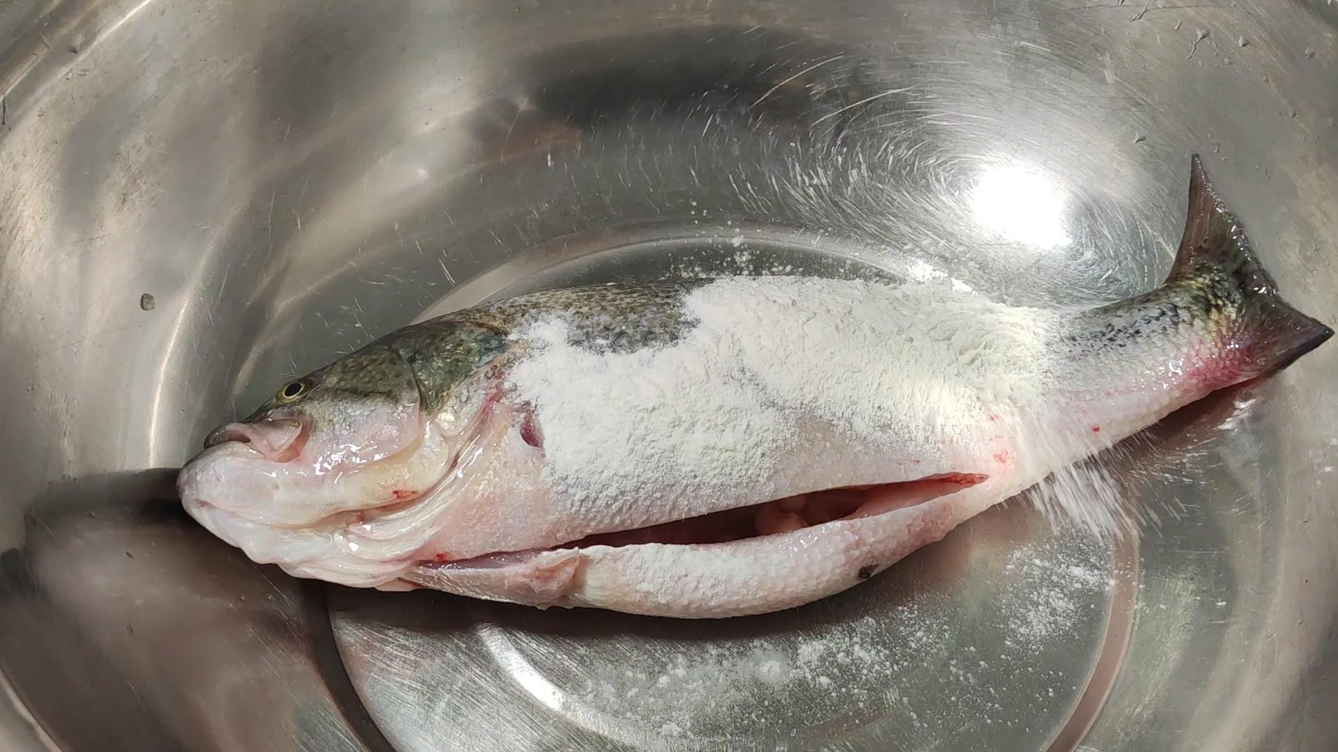 清蒸鲈鱼之前需如何处理一下,清蒸鲈鱼好吃的秘诀