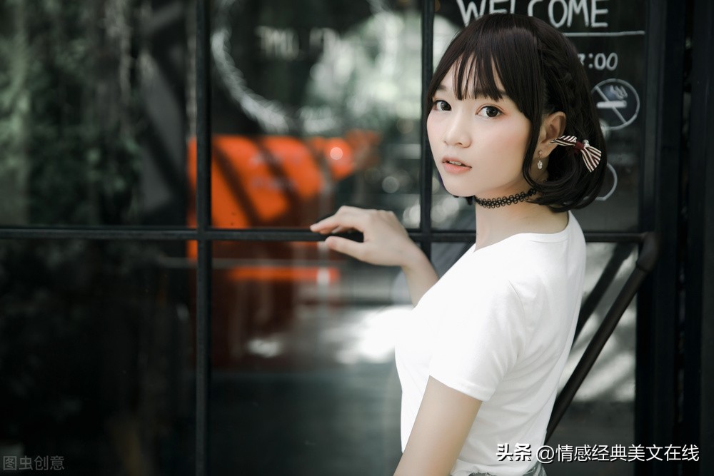 女邻居去爬山，她扭伤了脚踝，我把她背回家后，她向我示好了