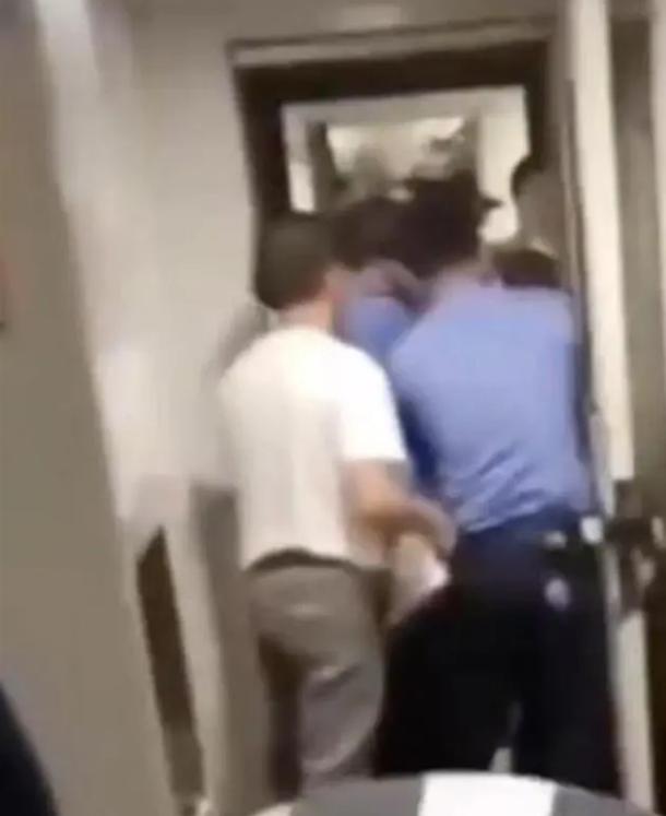 凶手疑将刀藏下腹过安检,凶手把凶器藏在哪