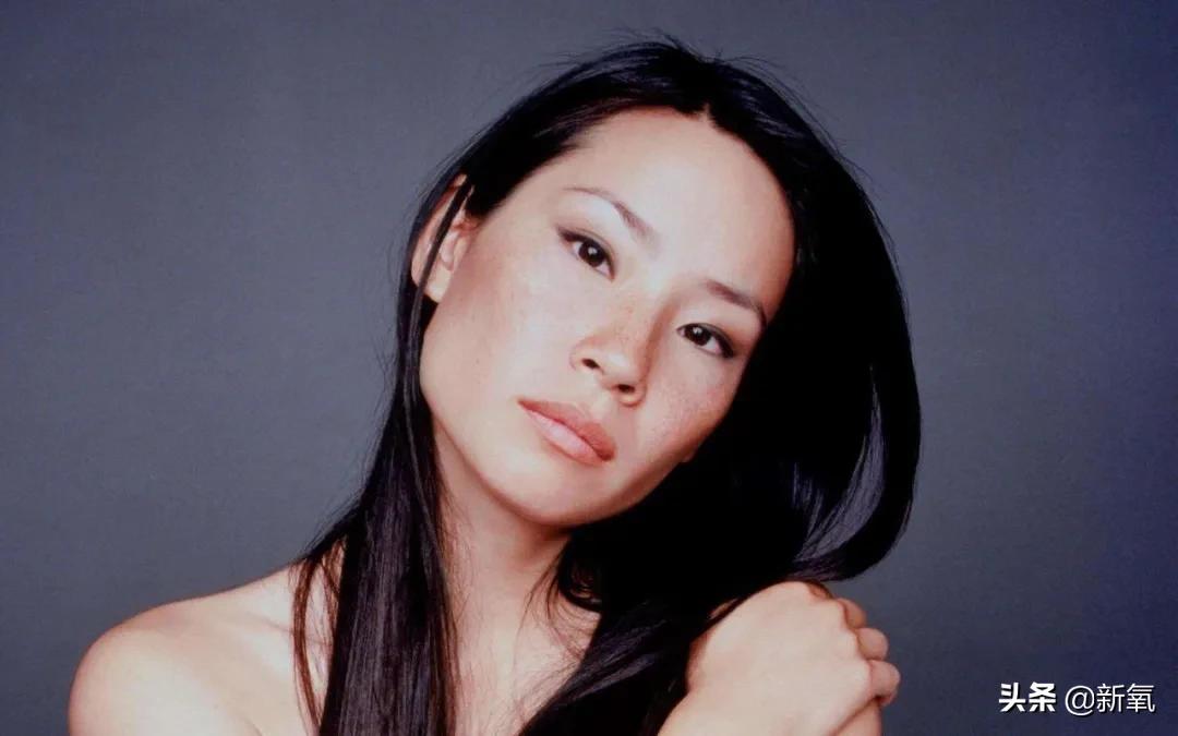 韩素希下颌拐点高,高颧骨韩素希