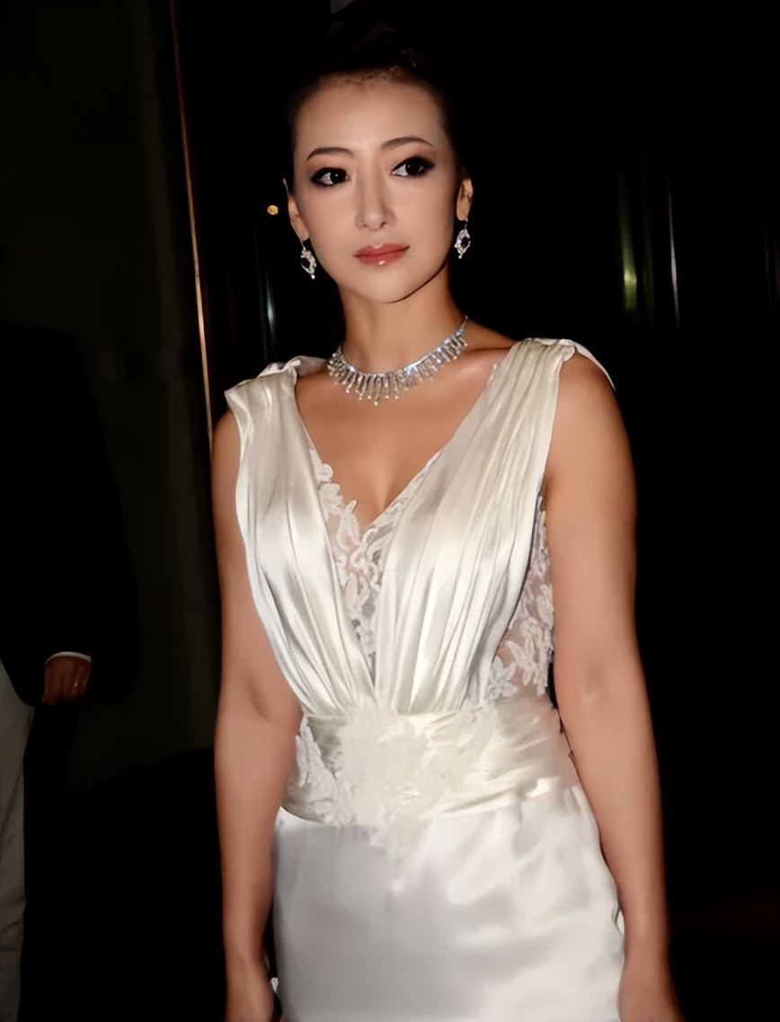 脖子青筋暴起、胸部瘦成排骨，这8位女明星的审美太畸形了