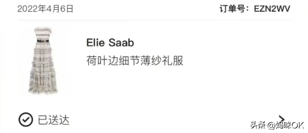 大s跟汪小菲在一起怎么不打扮,大s穿白西装和汪小菲手拉手