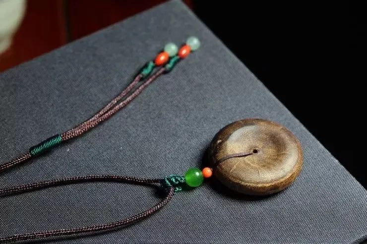 佩戴沉香饰品对人体有什么好处,佩戴沉水沉香和普通沉香哪个好