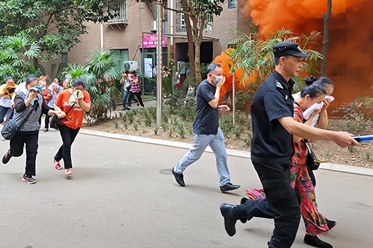 高层逃生缓降器还是逃生绳,高层楼怎么逃生有逃生通道吗