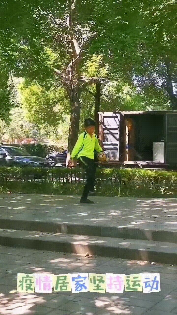 曾经躲在身后的小孩长大了,曾经躲在父母身后的孩子长大了