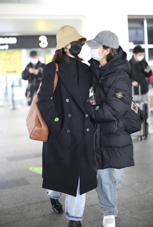 高圆圆穿上大衣有知性女人味了,高圆圆迪奥slay渔夫帽