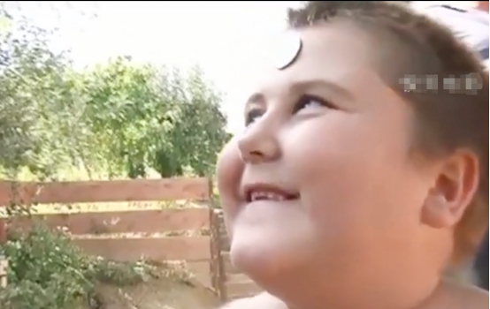 男孩的身体有强磁，可以吸住50斤铁锅，还能帮邻居用磁力治病