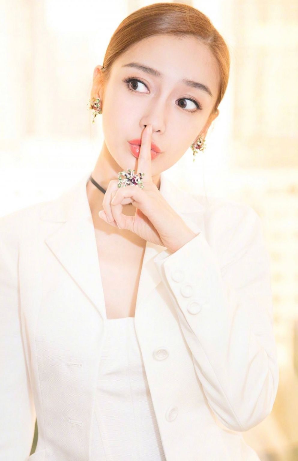 女生戴首饰是多戴还是少戴好看,女人戴首饰应该戴在左手还是右手