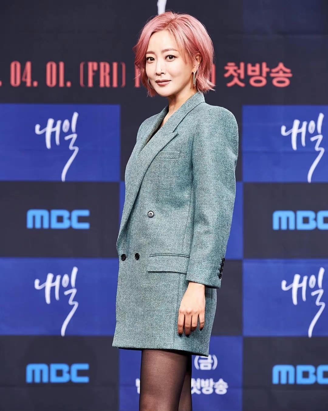 金喜善开叉裙出席活动,金喜善早期穿搭