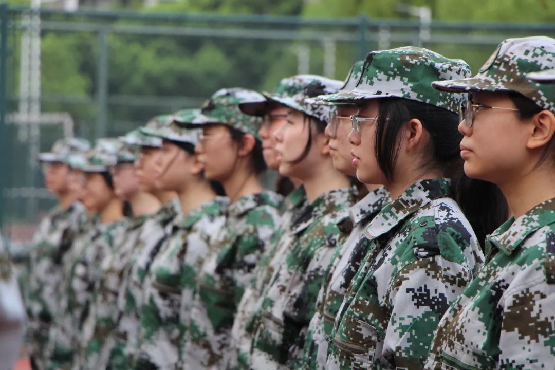 军训英姿飒爽的背后是汗水换来的,军训用汗水向青春致敬