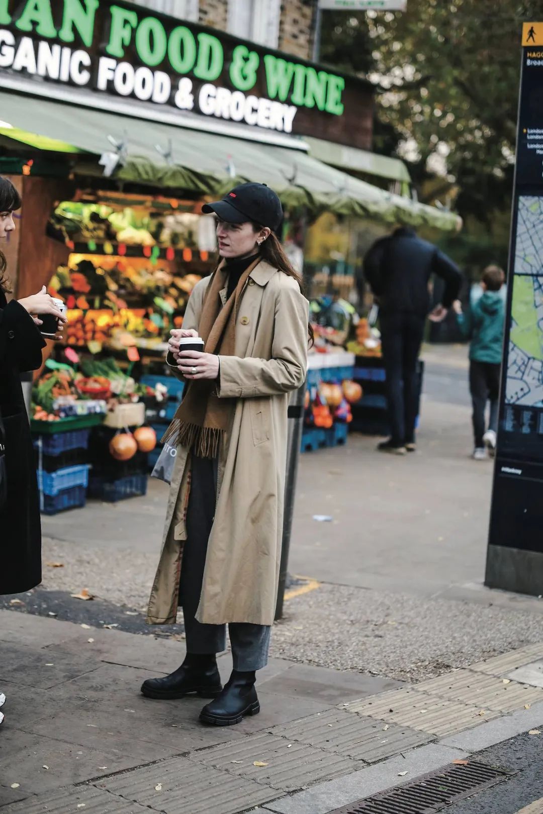“穿越”到欧洲街头，我发现时髦的普通人们其实在穿这三双鞋子！