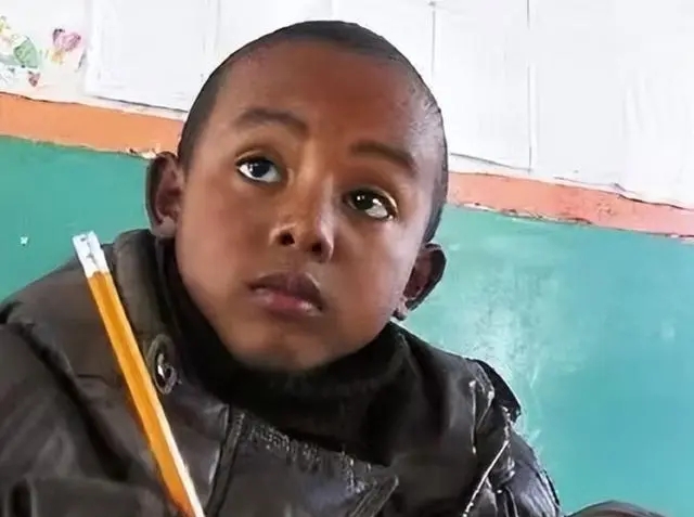 13年前，浙江农村老奶奶收养了黑人小男孩巴比，如今怎么样了？