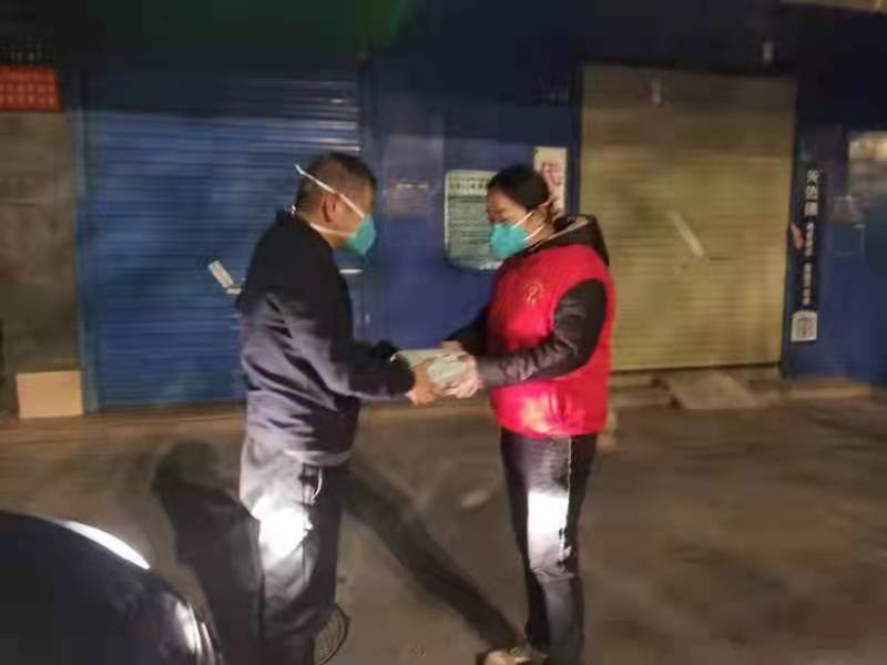 青海患者停药三天命在旦夕，兰州快递小哥二十七万件快递堆中翻找救命快递