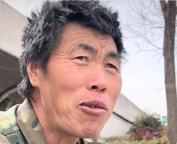 河南男子打工吃饭睡桥洞,郑州五旬大叔外出务工住桥洞