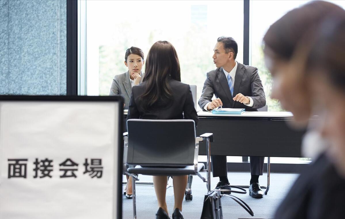 张雪峰怎么看待大学生就业呢,张雪峰学得那么好为什么要换专业