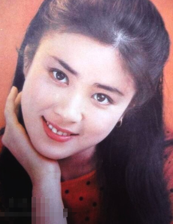 瓜子脸高鼻梁大眼睛尖下巴,介于鹅蛋脸和瓜子脸的脸型