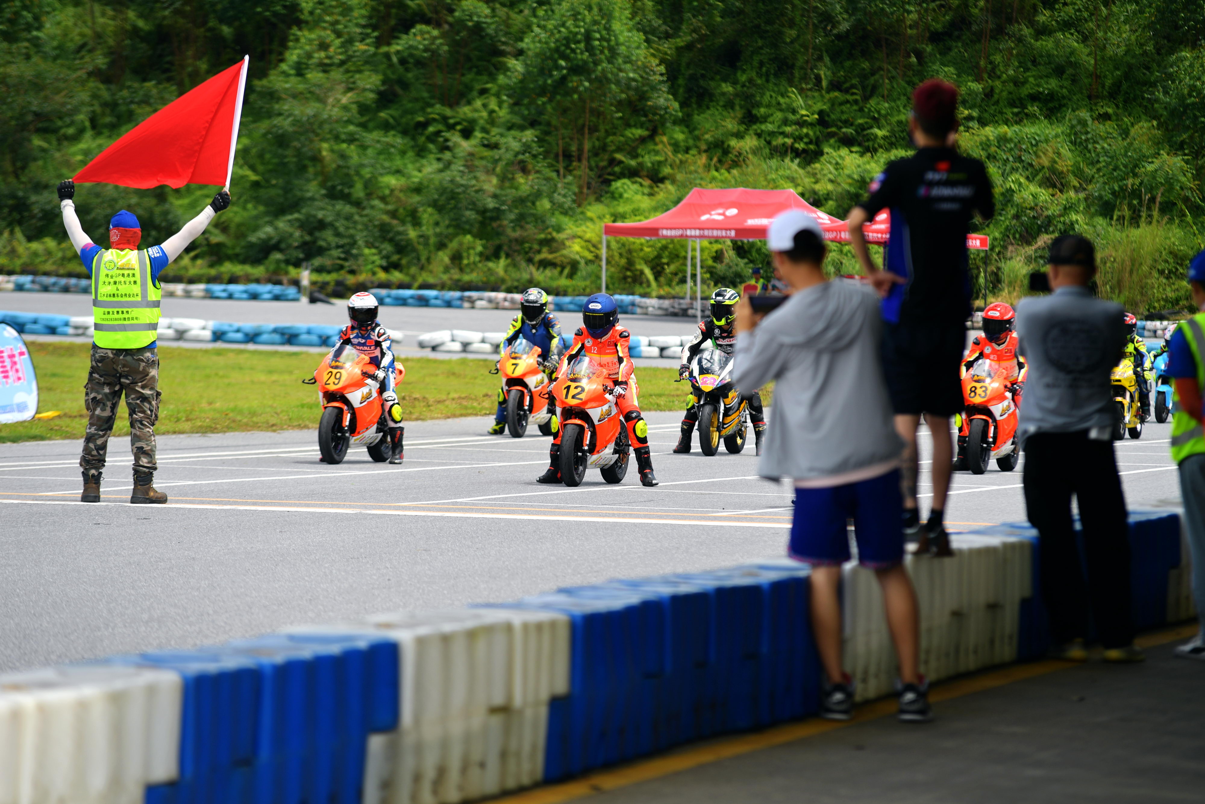 浼熶笟杈炬澂minigp闈掑皯骞寸粍,浼熶笟杈炬澂鎽╂墭杞﹁禌鎭╁钩