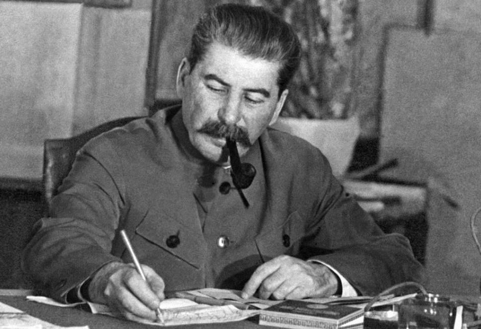 那些赞扬宋美龄的人都是谁？中国第一夫人的称号她配吗？