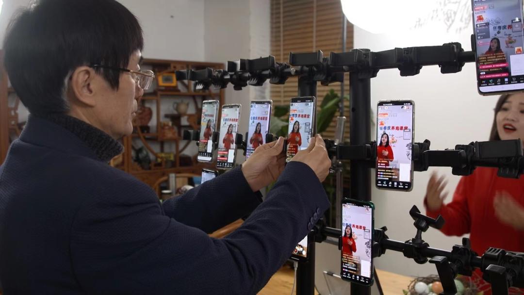 拿起锄头能种地，举起手机能赚钱，他们是怎么做到的？