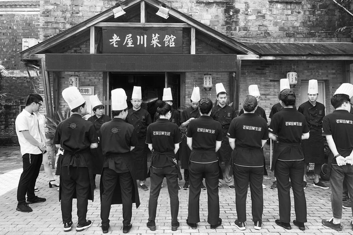 学厨师去酒楼还是酒店好,想学厨师去饭店好还是去学校好