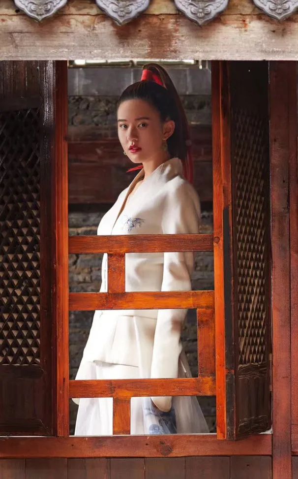 赵露思穿上廉价中国风礼服，俗成了18线网红