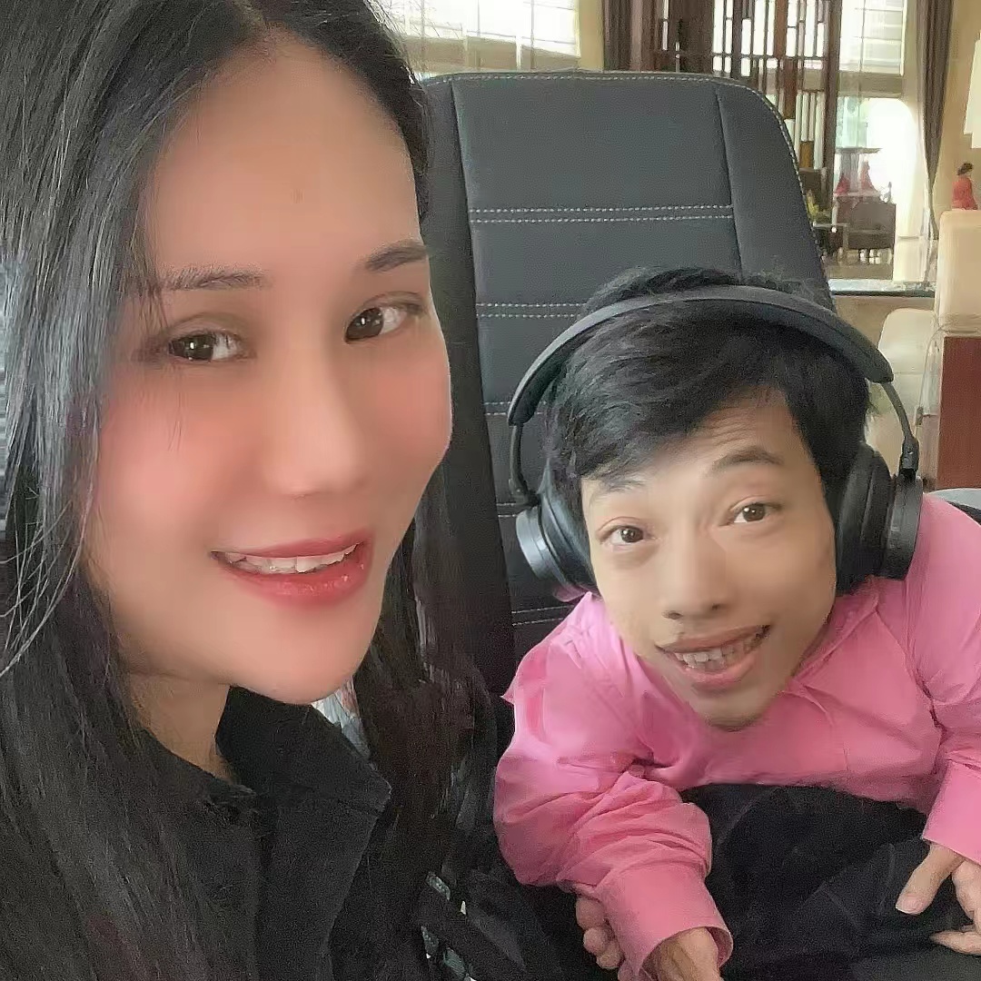 他，身高0.9米穷小子，豪赚3亿，迎娶1.7米美女，比我们强在哪里