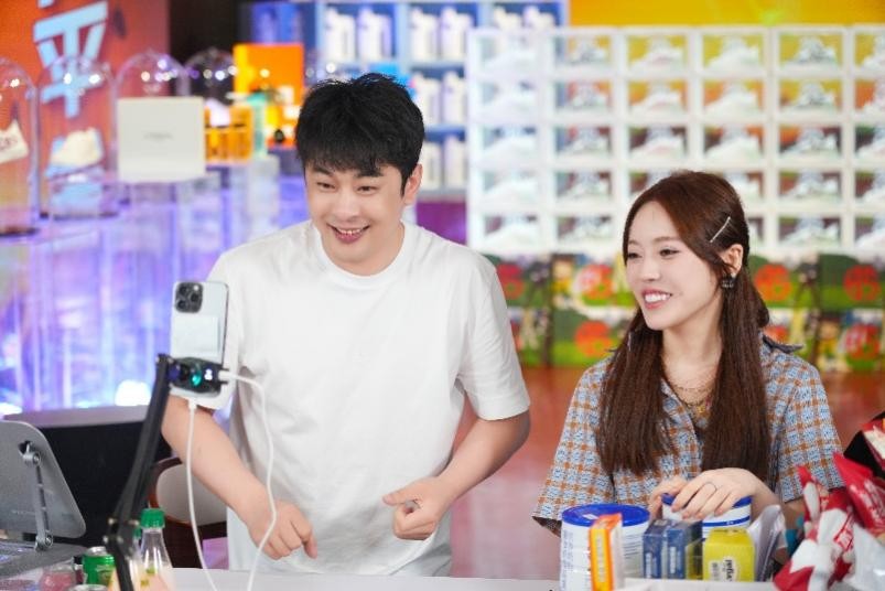 辛巴辛有志带货直播表现亮眼，撬动“舌尖经济”助农增收