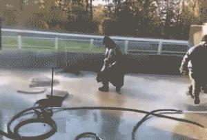 虫子的小刺扎进皮肤里怎么办,钻进皮肤的虫子