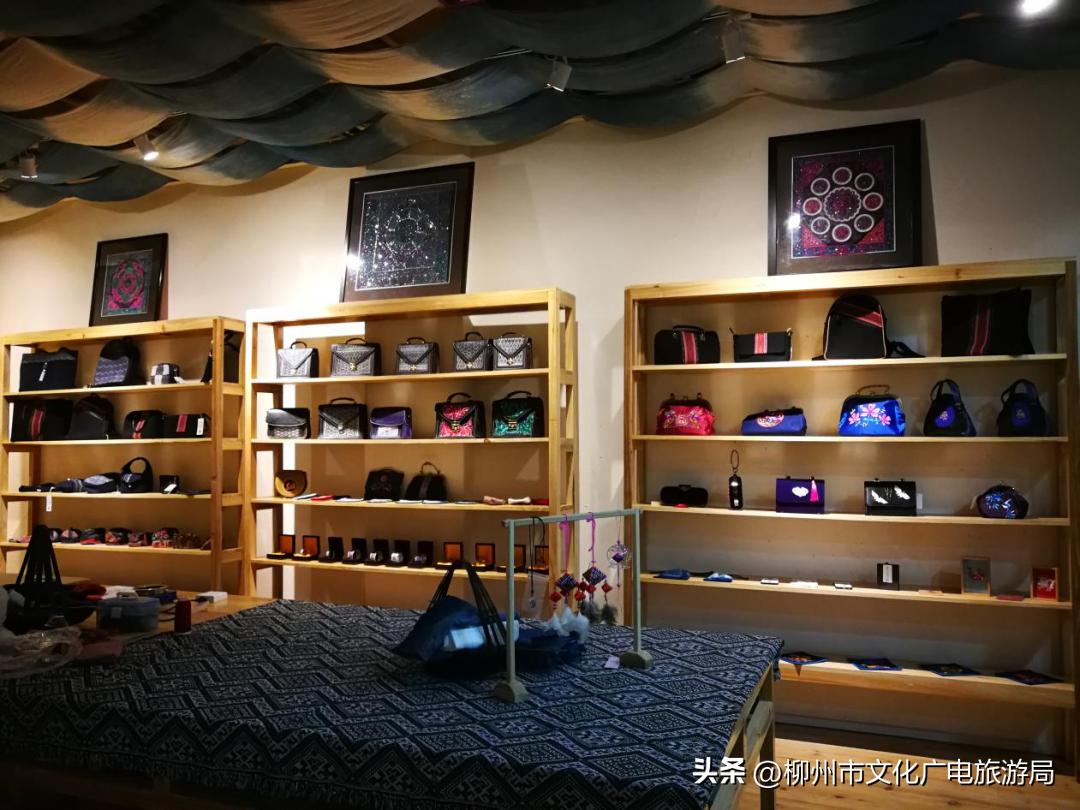 盛夏的风吹过茶园，穿过侗寨，在风情三江留恋不走~