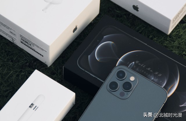 捡到手机后归还对方送礼表示感谢,别人捡到了手机还给你怎么感谢