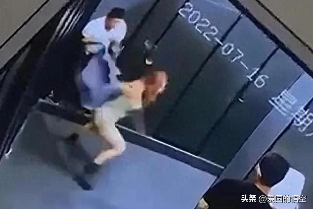 女子被男子扯着头发拖进厕所，男子露出*体下**小便，现场视频曝光