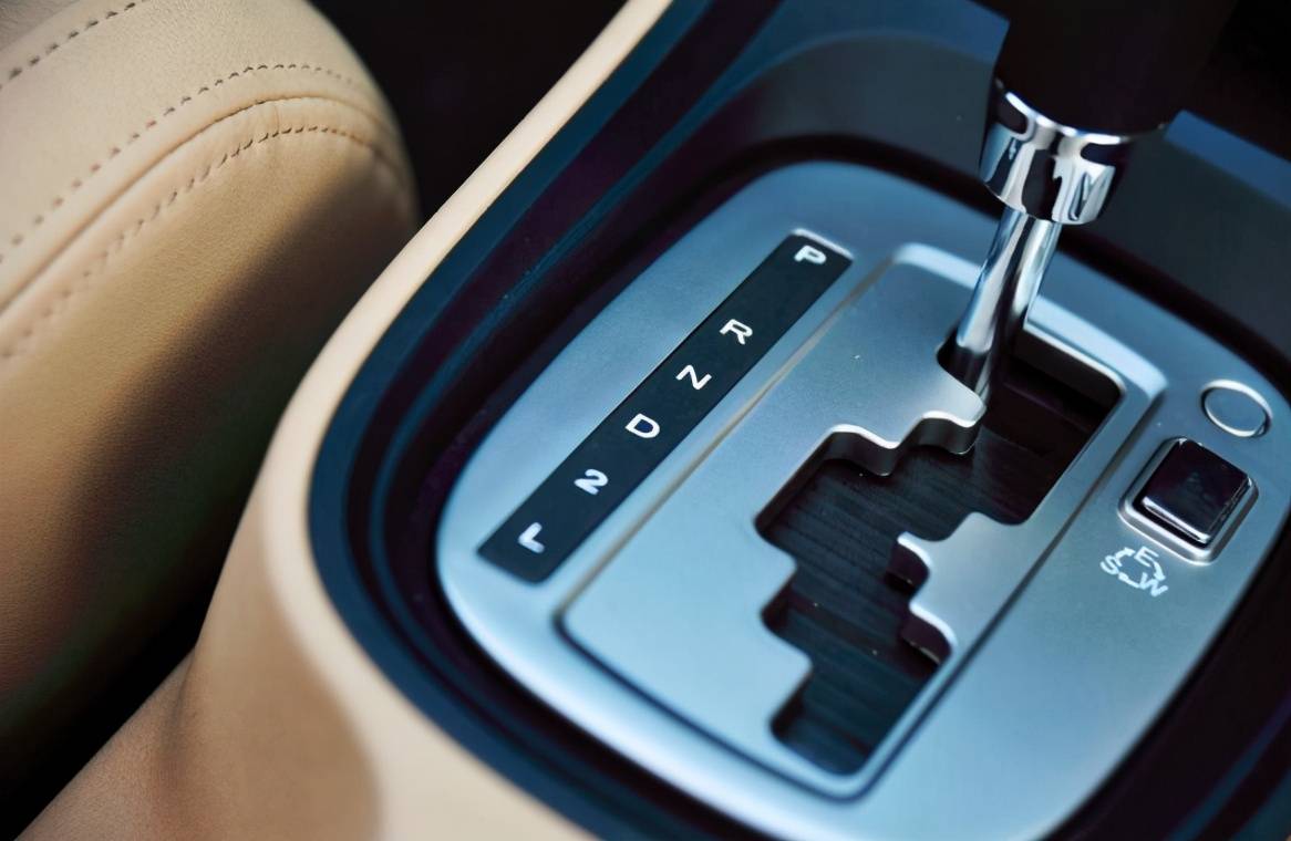 汽车d挡切换m挡困难,汽车d挡行驶换s挡需要踩刹车吗