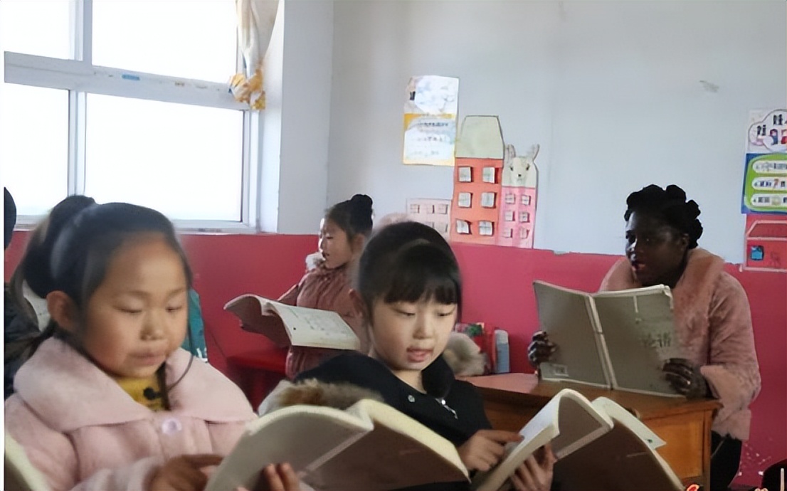 非洲19岁女孩远嫁河南48岁农民,生俩混血儿,称:我每天都在享福