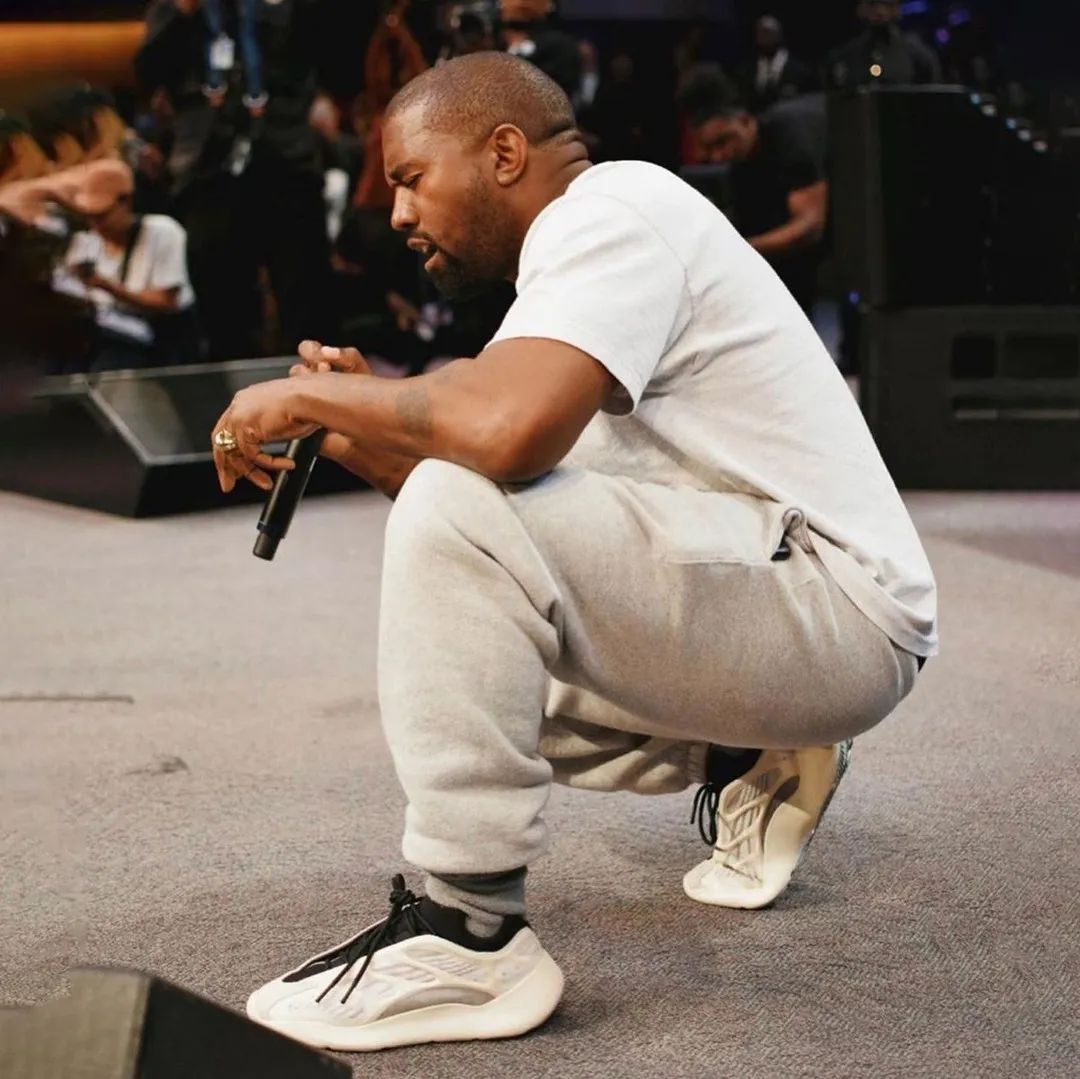 adidas重新发售yeezy (adidas yeezy积压库存超5亿美元)