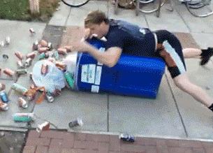 “姑娘你不能挡一下那里么？那东西让人看了很难为情”哈哈哈