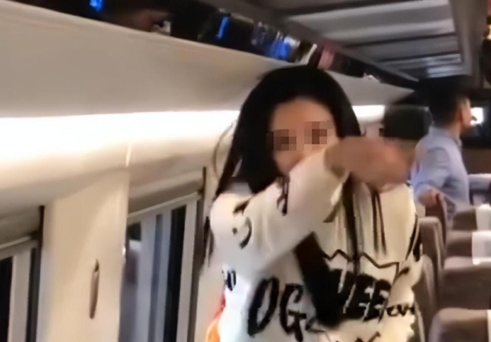 年轻女子高铁上当众劈叉,女子在高铁上劈叉