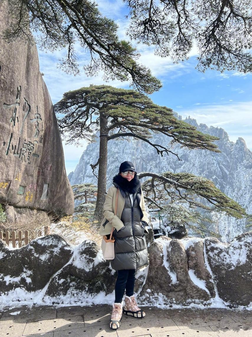 刘嘉玲红色运动衣穿搭,刘嘉玲同款西装格子外套