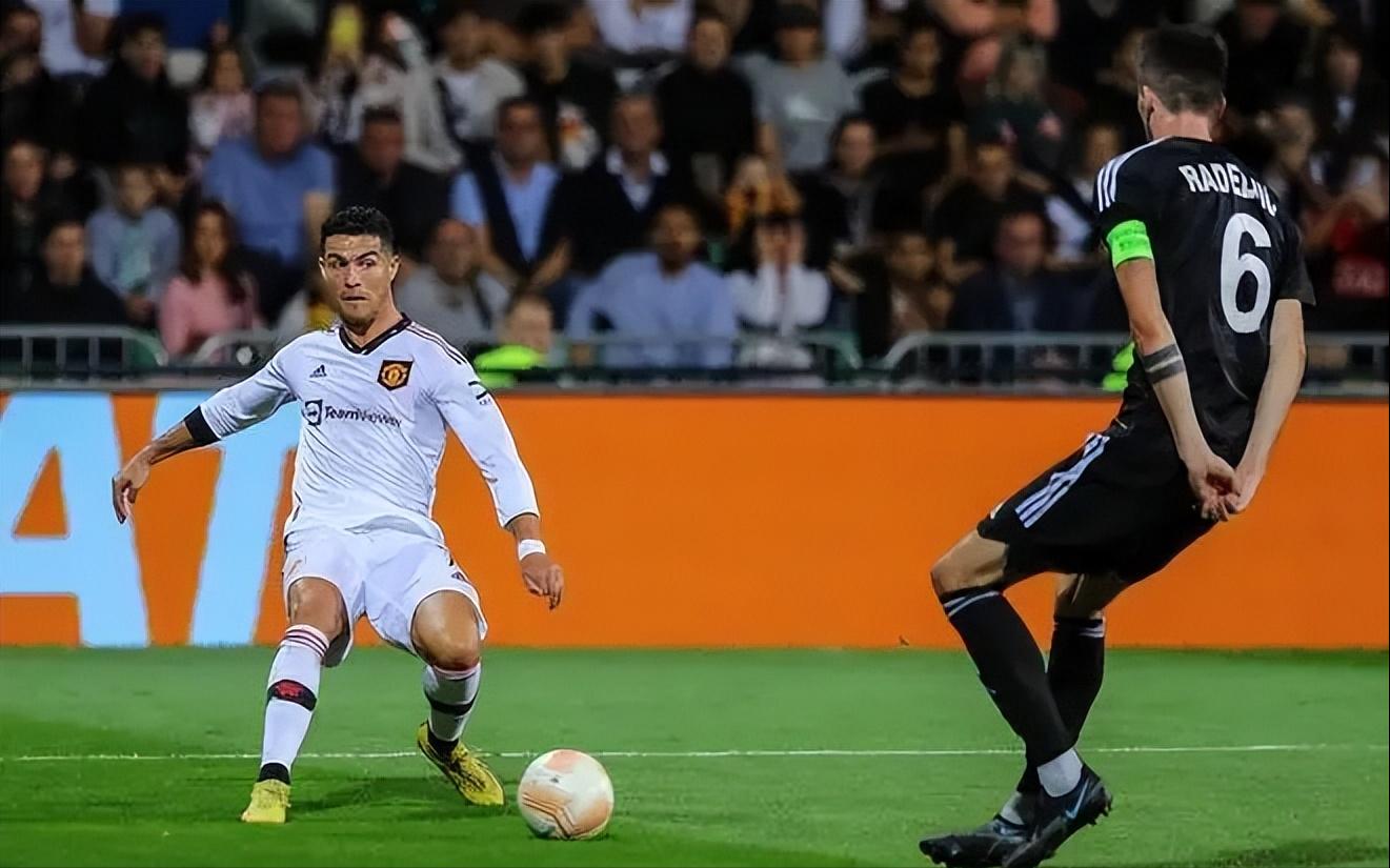 c罗忽悠任意球,足球场上的演技大师c罗差点笑场