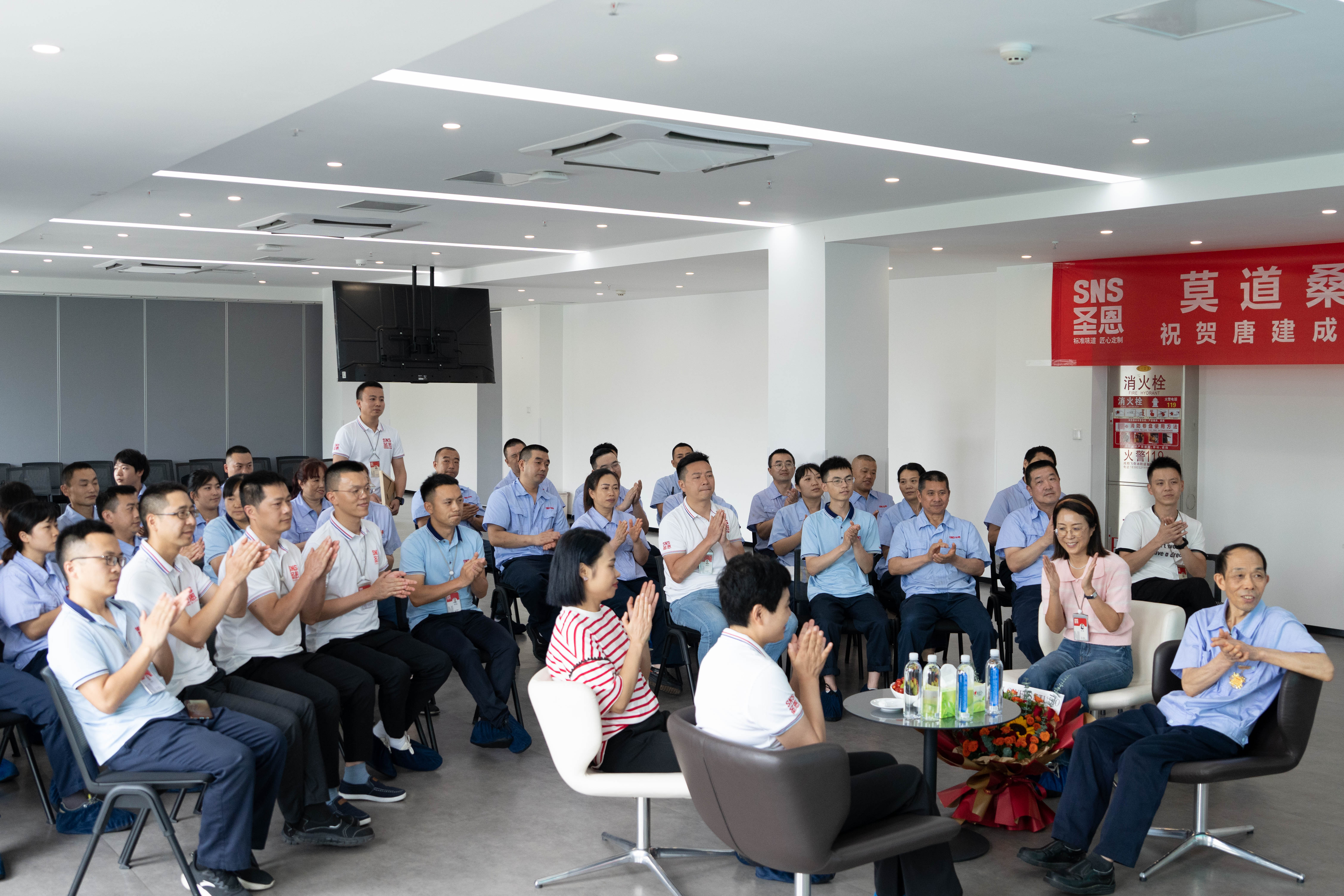 企业老职工退休欢送会,公司员工光荣退休欢送会领导发言