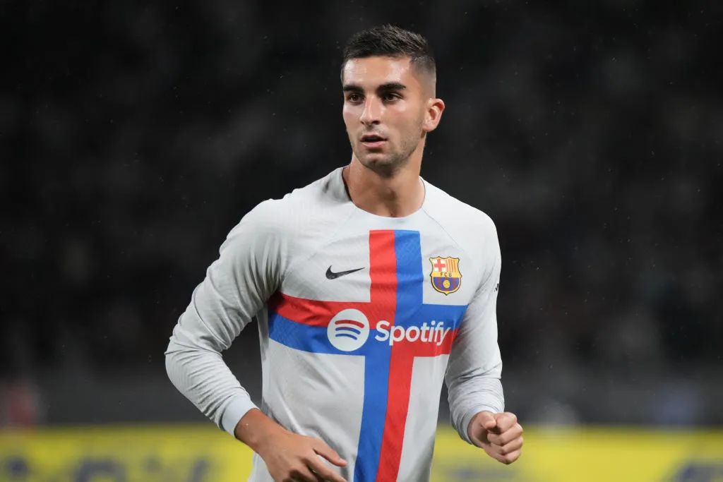 “再次见到你，微凉晨光里，笑得很甜蜜。”