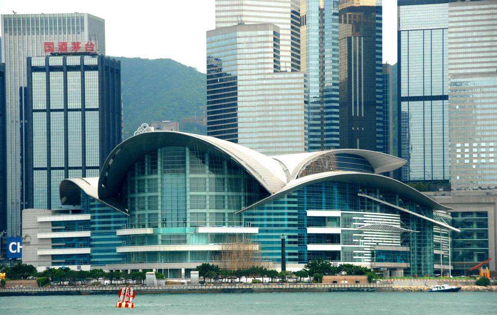 1997年香港回归场景：彭定康仰天含泪，“港督”女儿哭得难以自拔