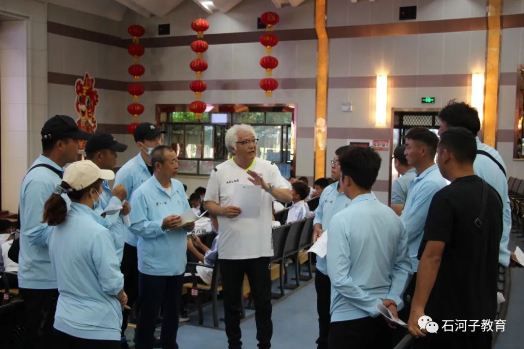 辽宁队青少年足球教练,辽宁足球教练教小孩踢人