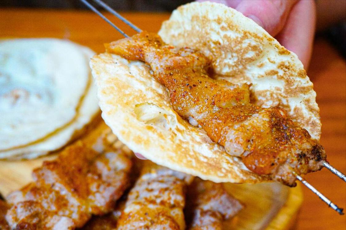 小伙请女朋友吃串,打工小伙请媳妇吃烧烤