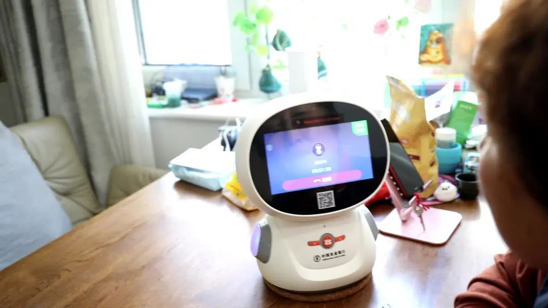 海淀这里的老人，每户发了个“机器人管家”