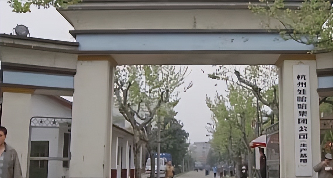 3年前,浙江父女花6亿多元,给员工发红包,还发钻石项链,为啥