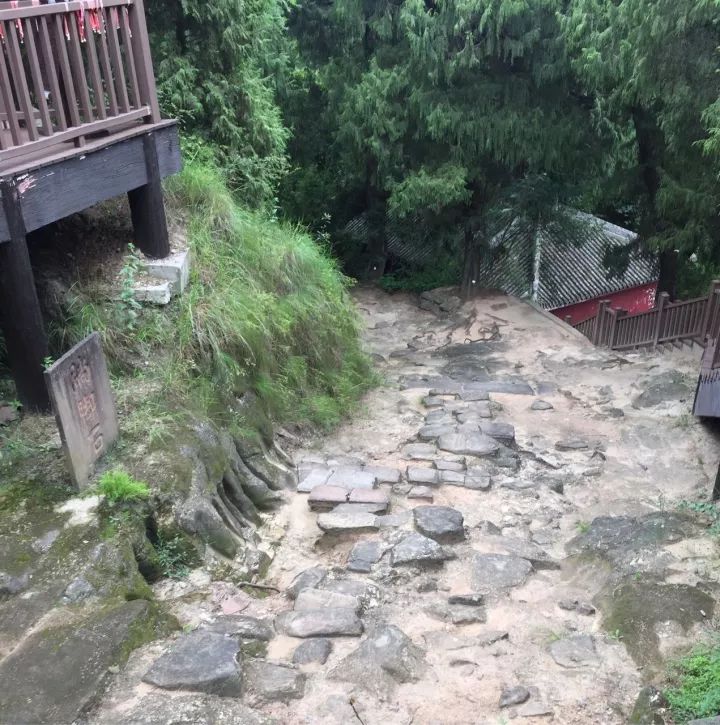 “植柏表道”造福后人，猛张飞过梓潼石头踹出碗大的坑